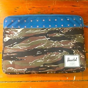 Herschel laptop case